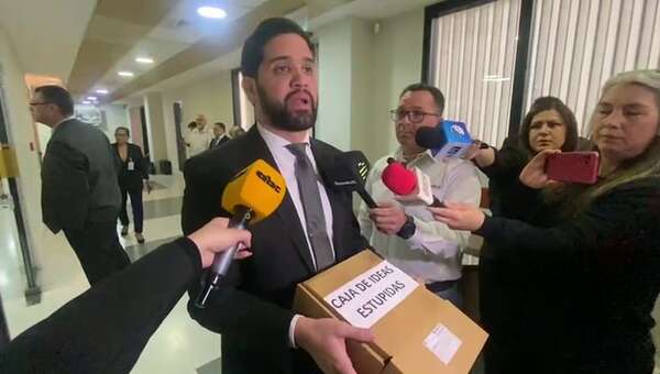 Fe de vida: diputado presentó la caja de las “ideas estúpidas” del gobierno de Peña - Política - ABC Color
