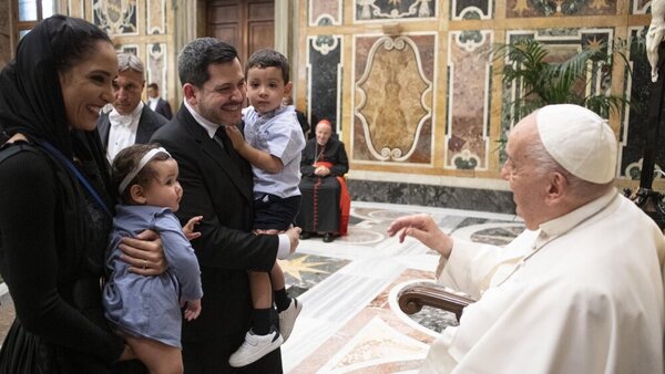 Latorre y familia tuvieron audiencia con el Papa Francisco - ADN Digital