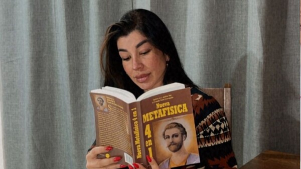 La modelo Dalila Argaña pureó que “devora” libros de metafísica umía