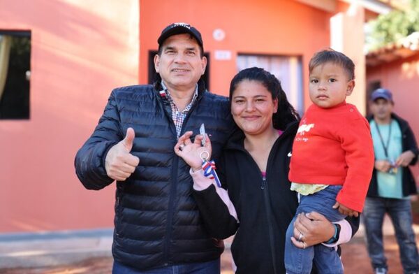 61 familias del departamento Central reciben nuevas viviendas a través del programa Fonavis - El Trueno