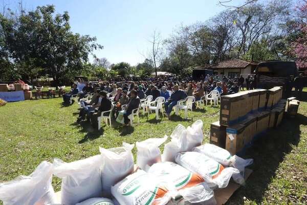 Guayaybí: productores de banana y piña reciben implementos agrícolas y fertilizantes - Nacionales - ABC Color