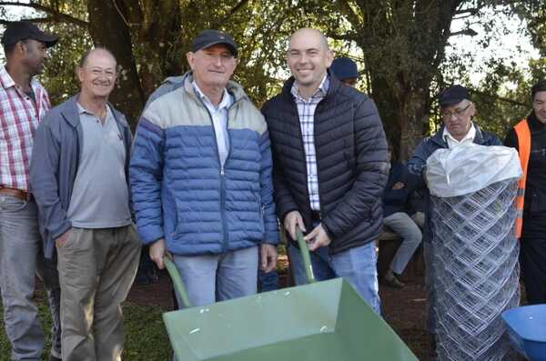 Entregan insumos a la Asociación de Producción y Fomento de Colonia Paraná en Cambyretá.