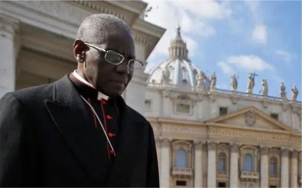 Cardenal Sarah: “La Iglesia no puede colaborar en esta nueva forma de esclavitud que es la migración masiva”