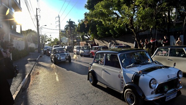Caravana y brindis por el aniversario del auto MINI