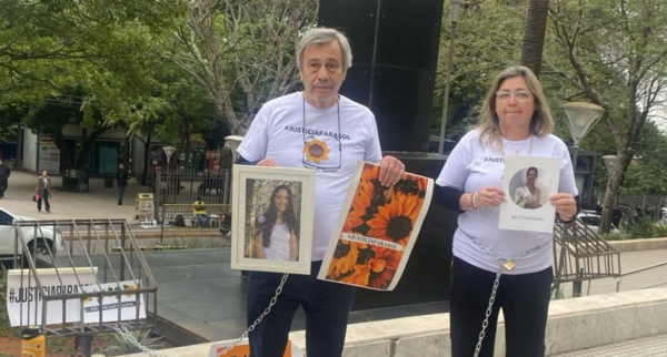 Padres de Sol Chávez se encadenan frente al Poder Judicial en rechazo a condenas insuficientes