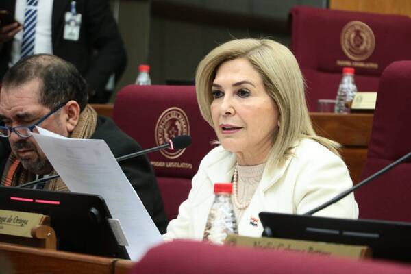 [VIDEO] ¡Atendena un poco! La senadora Hermelinda se puso a cantar el himno en guaraní y fue ovacionada