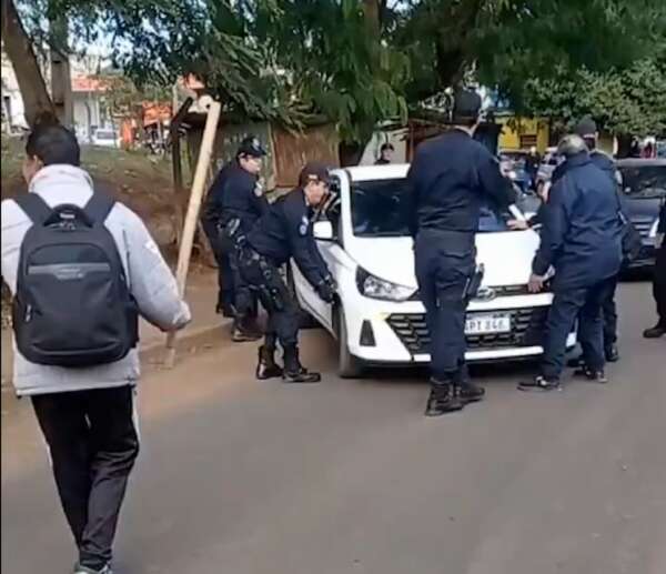 Video: mirá cómo policías movieron un auto que obstruía entrada al Hospital Nacional - Nacionales - ABC Color