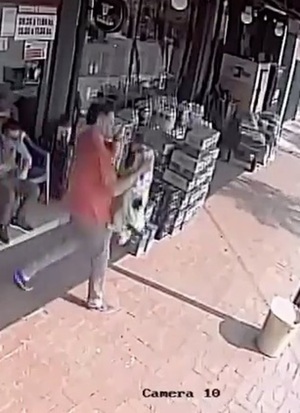[VIDEO] ¡Jeyma! Graban a un tipo que le metió un soco a su perro