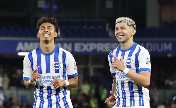 Brighton sigue firme en la Carabao Cup tras goleada con asistencia de Julio Enciso