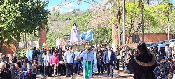 Más de 300 jóvenes catequistas de Itauguá realizaron una peregrinación hasta Tuparenda - Nacionales - ABC Color