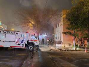 Video: incendio consume parte de la Comisaría 7ª de Asunción - Policiales - ABC Color