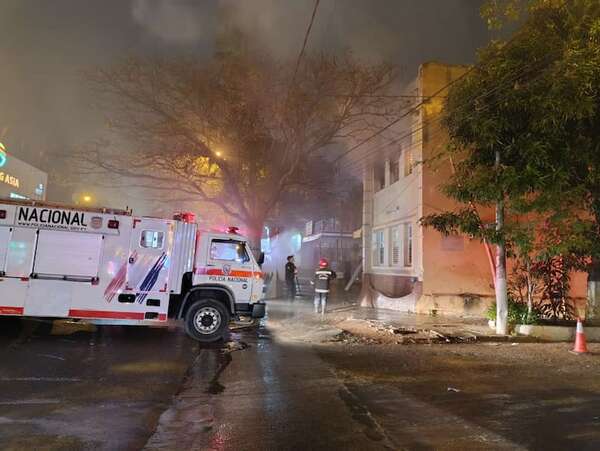 Video: incendio consume parte de la Comisaría 7ª de Asunción - Policiales - ABC Color