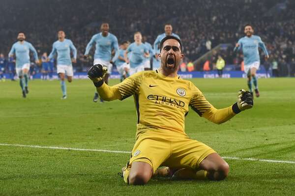 Claudio Bravo cuelga los guantes a los 41 años - Fútbol Internacional - ABC Color