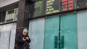Dólar se mantiene por las nubes y presiona cada vez más los precios