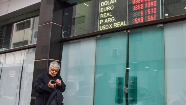 Dólar se mantiene por las nubes y presiona cada vez más los precios