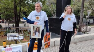 Padres de Sol Chávez se encadenan y defensa alega que pudo salvarse