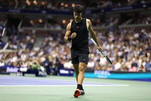 Versus / Alcaraz escapa de un lío en su debut en el Abierto de EEUU