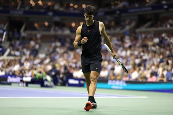 Versus / Alcaraz escapa de un lío en su debut en el Abierto de EEUU