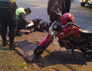 Vehículo huye tras atropellar a motociclista