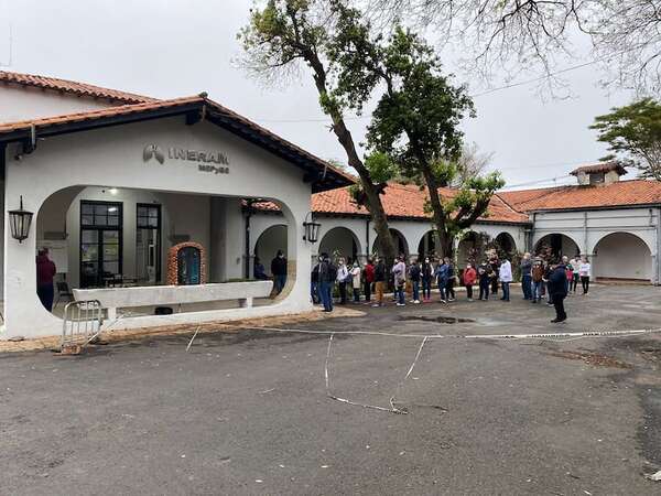 Pacientes con enfermedades respiratorias forman fila a la intemperie desde la madrugada en el Ineram - Nacionales - ABC Color