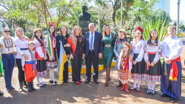Ucranianos en Paraguay rinden homenaje a sus raíces y celebran 33 años de independencia
