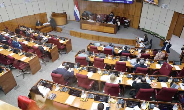 Himno en escuelas una vez por semana, aprobado tras largo debate y karaoke en Senado – Prensa 5