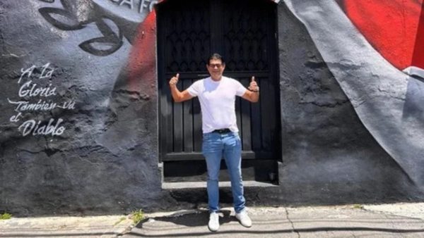 ¡El expelotero albirrojo José Cardozo posó con un impresionante mural en su honor!