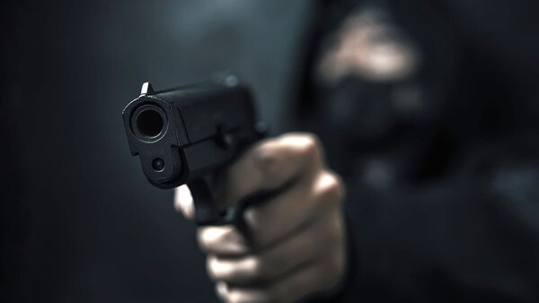 Disparan a joven dentro de un micro para robarle el celular