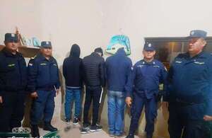 Detienen a tres jóvenes por tenencia de estupefaciente e incautan una camioneta  - Nacionales - ABC Color
