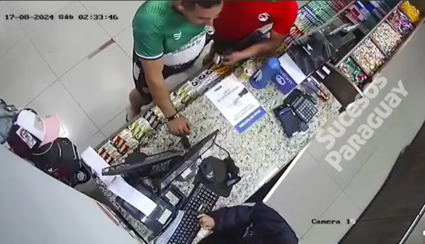 Policía pillado utilizando tarjeta robada por tortoleros