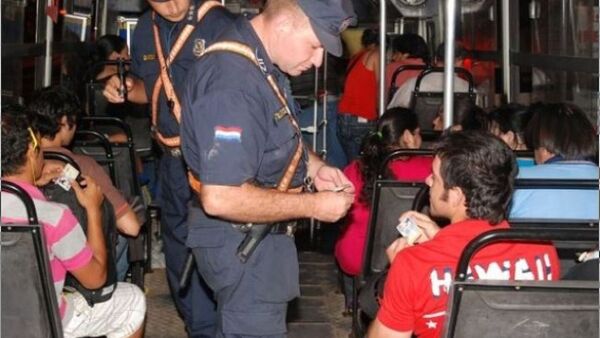 Policía controlará cédula y mochilas de pasajeros en los buses