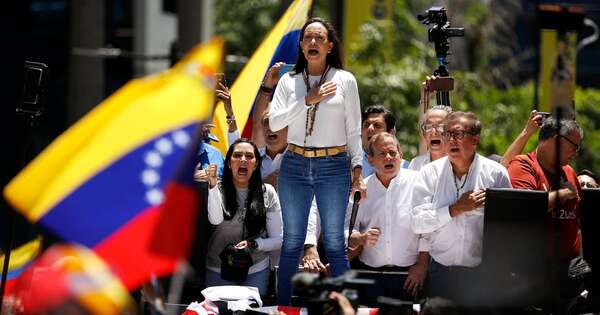 La Nación / Corina Machado salió de su escondite y participó de la marcha desafiando a Maduro en Venezuela