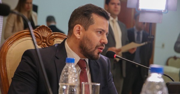 Rossel consigue el apoyo del cartismo, pero la oposición denuncia que el TSJE no quiere auditar las urnas electrónicas
