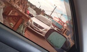 Padres están cansados de mandioqueros que ocupan vereda de escuela