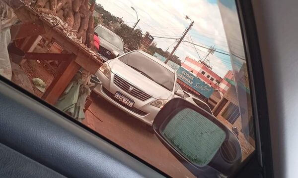 Padres están cansados de mandioqueros que ocupan vereda de escuela