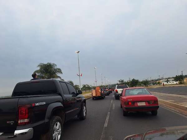 Familias afectadas por incendio cerraron la Avda. Costanera de Asunción - Nacionales - ABC Color