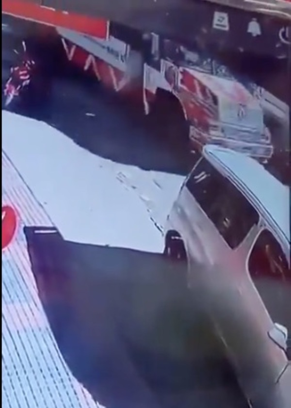 [VIDEO] Aerolínea 6 chocó a un auto estacionado y se rajó del lugar