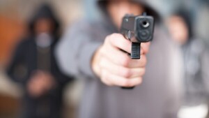 Pasajero de bus recibe disparo al tratar de ayudar a mujer asaltada
