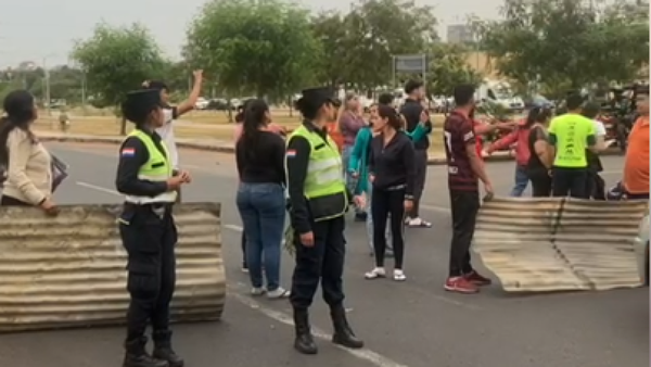 Afectados por incendio en la Chacarita cierran la Costanera como protesta