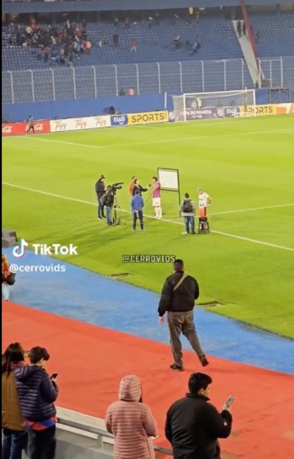[VIDEO] Apuraron todo mal a cronista para poder saludar a Churín