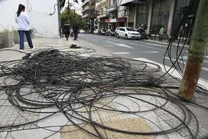 Municipalidad de Asunción no se hace cargo de cables tendidos en veredas y calles - Nacionales - ABC Color