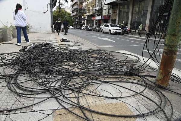 Municipalidad de Asunción no se hace cargo de cables tendidos en veredas y calles - Nacionales - ABC Color