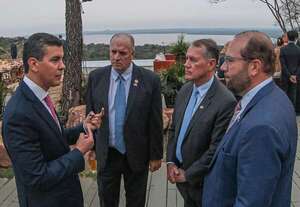 Congresistas de Estados Unidos llegaron a Paraguay y fueron recibidos por Peña - Política - ABC Color