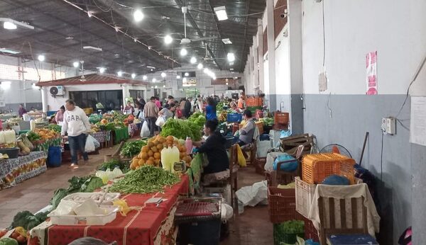 Feriantes esperan a compristas