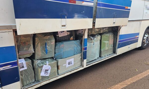 Decomisan buses cargados con mercaderías de contrabando