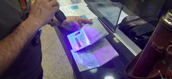 Pasaportes fraudulentos: detienen a dominicanos en el aeropuerto Silvio Pettirossi - Crónicas Ciudadanas - ABC Color