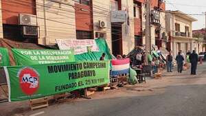 Campesinos acampan frente al Indert: no ven voluntad o capacidad para resolver sus reclamos - Nacionales - ABC Color