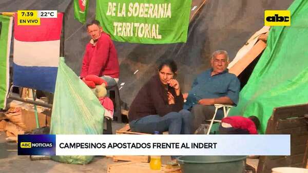 Video: Campesinos continúan en protesta frente al Indert - ABC Noticias - ABC Color