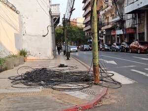 Peligro: vereda llena de cables desde hace varios días en el microcentro capitalino  - Crónicas Ciudadanas - ABC Color