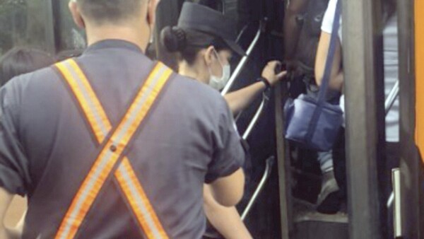 ¡Solución! Ante ola de asaltos la policía controlará cédula y bolsos en el colectivo